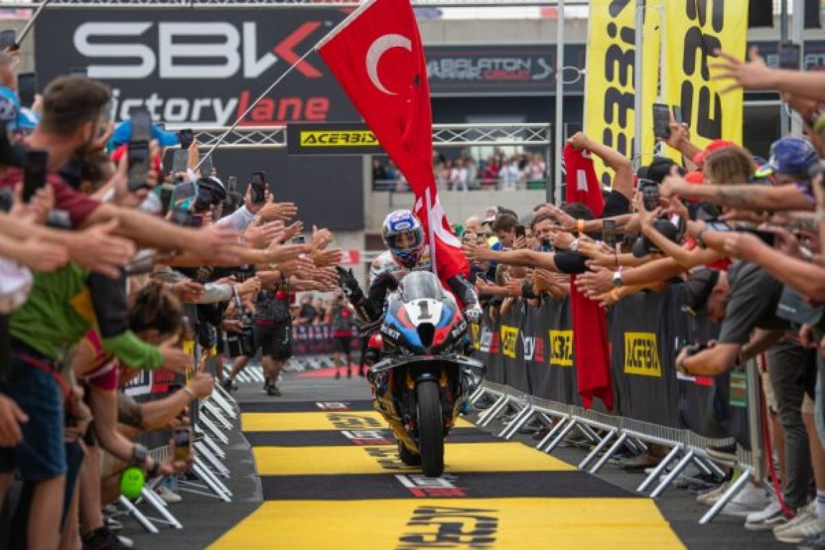 Az elsöprő sikerről és a Balaton Park lenyűgöző varázsáról szólva, az alábbi címet javaslom: „Razgatlioglu uralja az élen – szíve a Balaton Parkba veszett