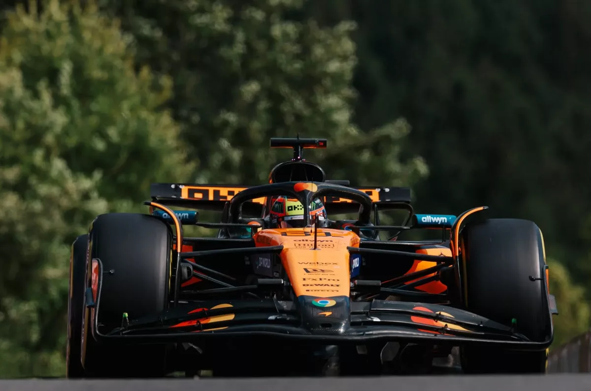 Piastri lenyűgöző teljesítményt nyújtva szerezte meg a pole-t a sprintre, Hamilton pedig kieste az első szakaszban