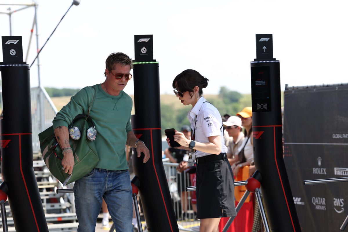 Végre itt egy olyan felvétel Brad Pittről, amire sok vájtfülű F1-es rajongó várt