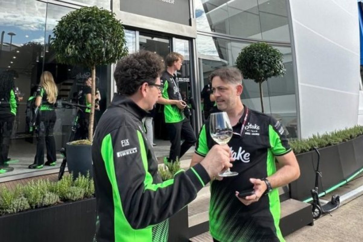 A Sauber riválisai pezsgővel segítették a csapatot a siker felé!