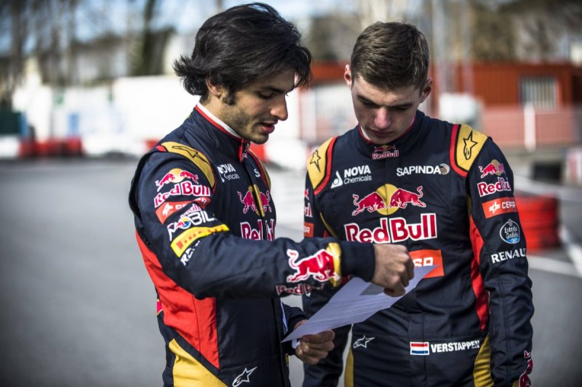 Az F1 pilóta Carlos Sainz zavarban van a Red Bull Racing stratégiáját illetően