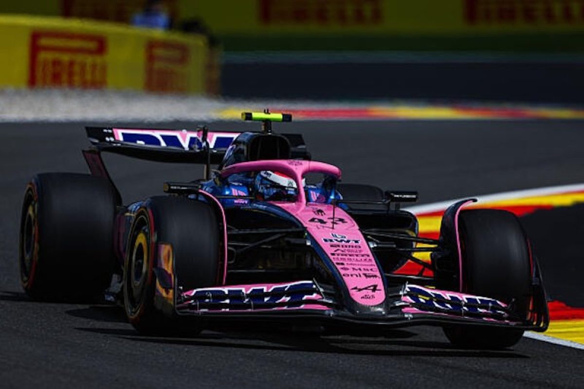 Elozási manőver a cél felé: Colapinto a bokszutcából indulva a sprinten