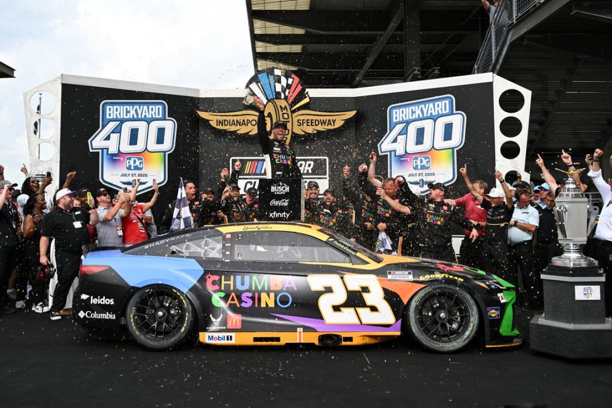 Bubba Wallace történelmi győzelemmel törte meg 100 futamos nyeretlenségi sorozatát az autósport szentélyében