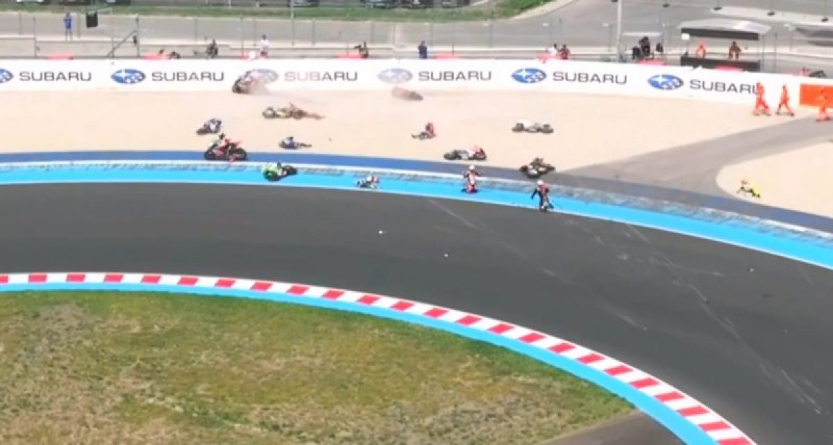 Forgóponthoz ért a Superbike-vb első magyar futama – elképesztő rajtbaleset a videón