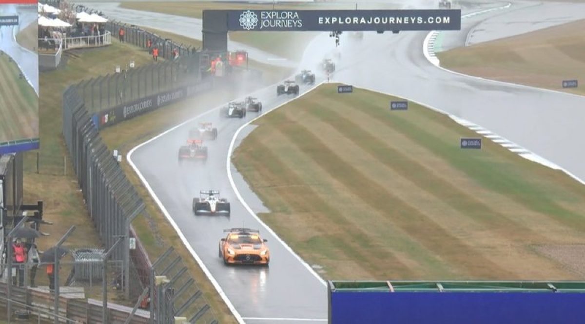 Eső áztatott F3-as főfutam: A szakadó eső félbeszakította a versenyt Silverstone-ban