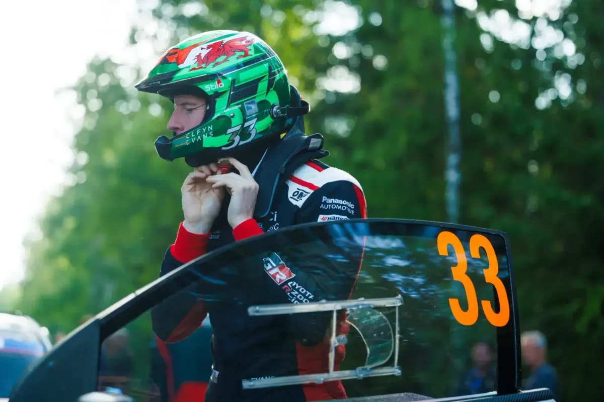 Elfyn Evans a világbajnokság vezetője a Crossteam pilótája.