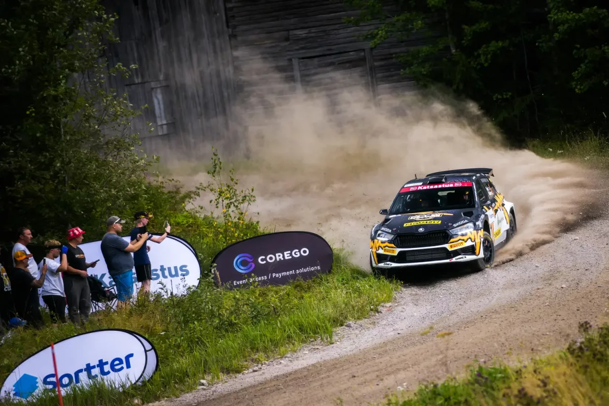 A „Lappi negyedszer diadalmaskodott és közel került a finn bajnoki címhez” cím hatásos lenne erre a témára.