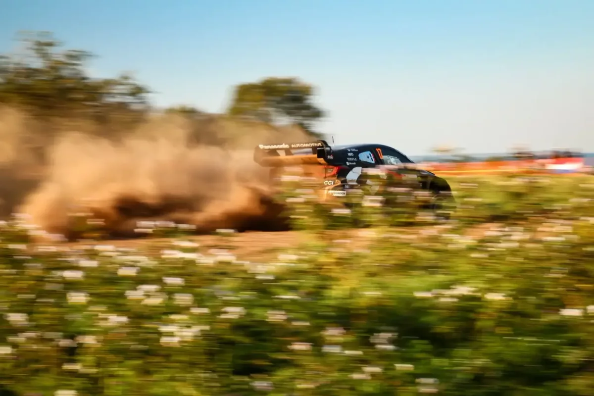 Az új hős: Ogier hatalmas dráma után átveszi a vezetést a Paraguay Rallyn