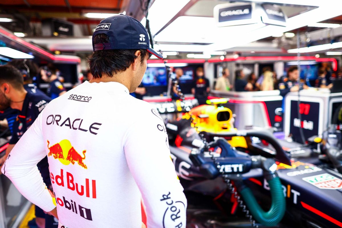 A cím: „Perez büszkén mutatja meg munkájának eredményeit a Red Bull csapatánál