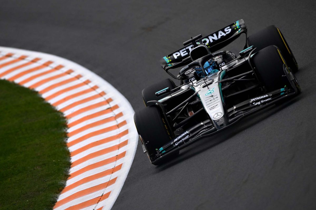 Büntetés: Russell és a Mercedes szinte ütköztek Alonsóval