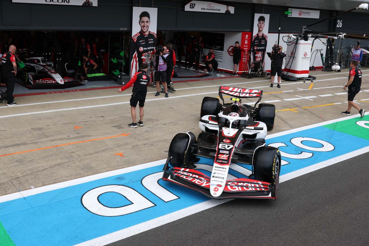 Bearman a bokszutcából rajtol Zandvoortban egy ritka szabályszegés miatt