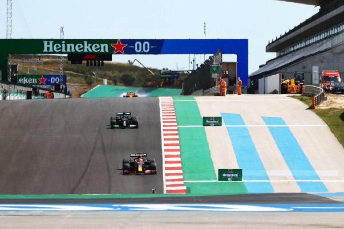 F1-es világbajnokság: Ferrari küzdelmei és pályák felkészültsége a pénteki hírekben