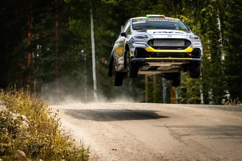 Az elszántság hőse: A 9 G-s becsapódást és csigolyatörést túlélő pilóta visszatért a munkába