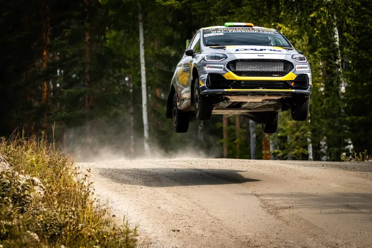 Az elszántság hőse: A 9 G-s becsapódást és csigolyatörést túlélő pilóta visszatért a munkába