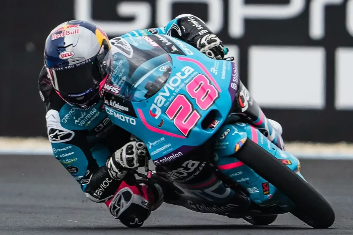 Az elszánt versenyző fürgén visszavágott a Moto3-as edzésen: Márquezék pilótája nem hagyta magát a botránytól lefékezni.