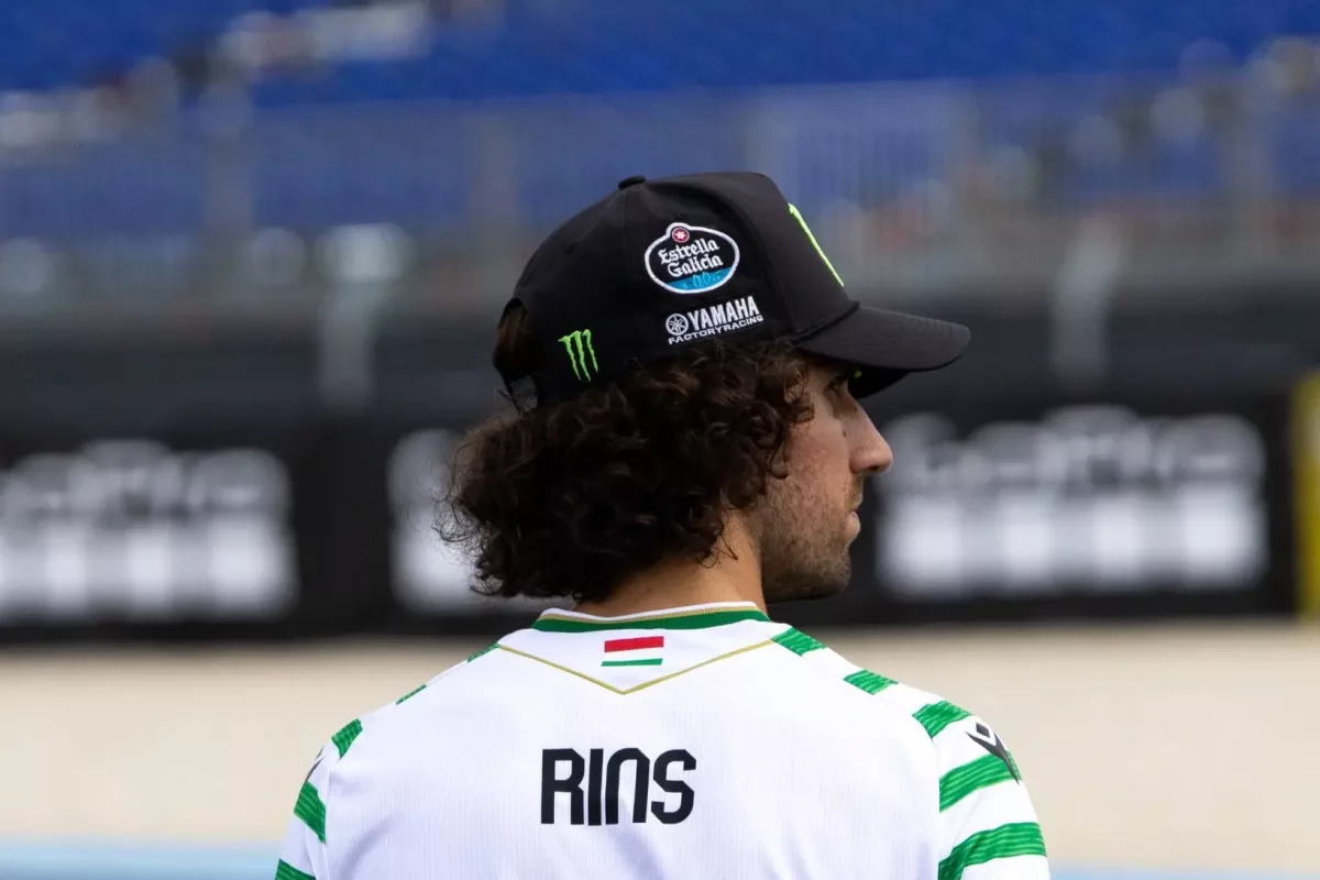 Álex Rins stílusosan repítette a Balaton Park paddockját Fradi-mezeben