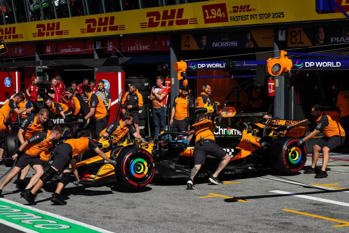 Piastri hősiesen győzte le Norrist a szellemautóval való küzdelemben