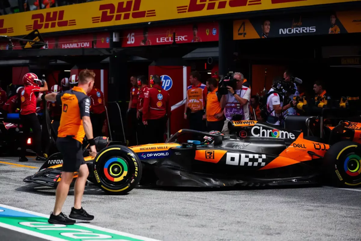 A McLaren Piastri és Russell ütközése után büntetést kapott a versenyző