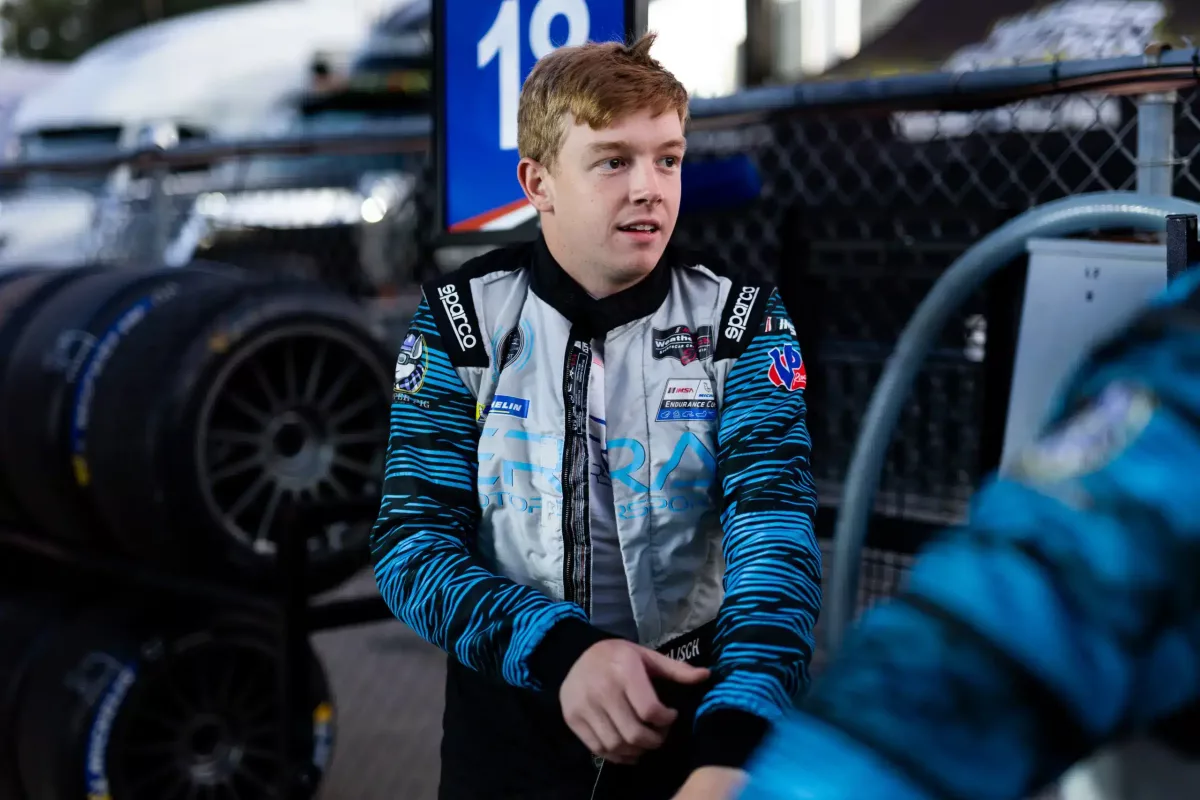 Fejre esett versenyző: Életveszélyes baleset az autóversenyen