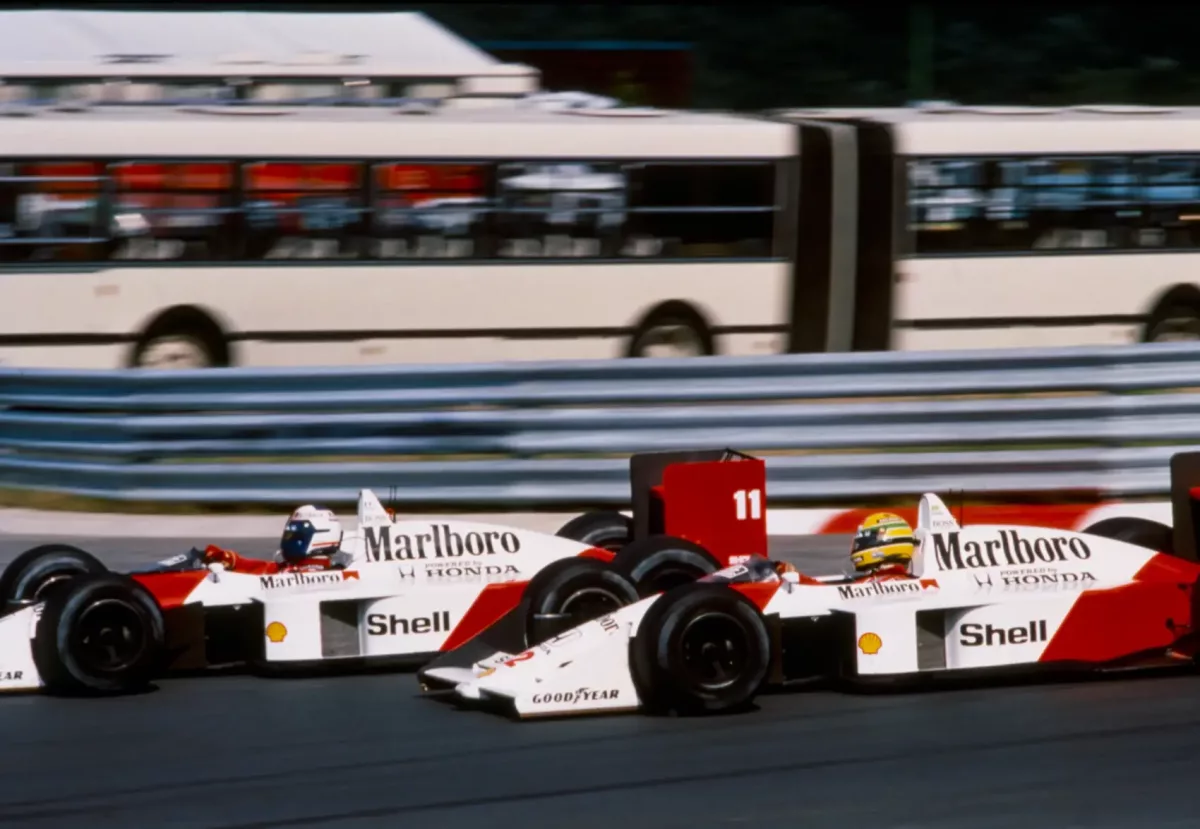 A magyar motorsport történelmének egyik fordulópontja: A Senna és Prost első ütközése a 3. Magyar Nagydíjon