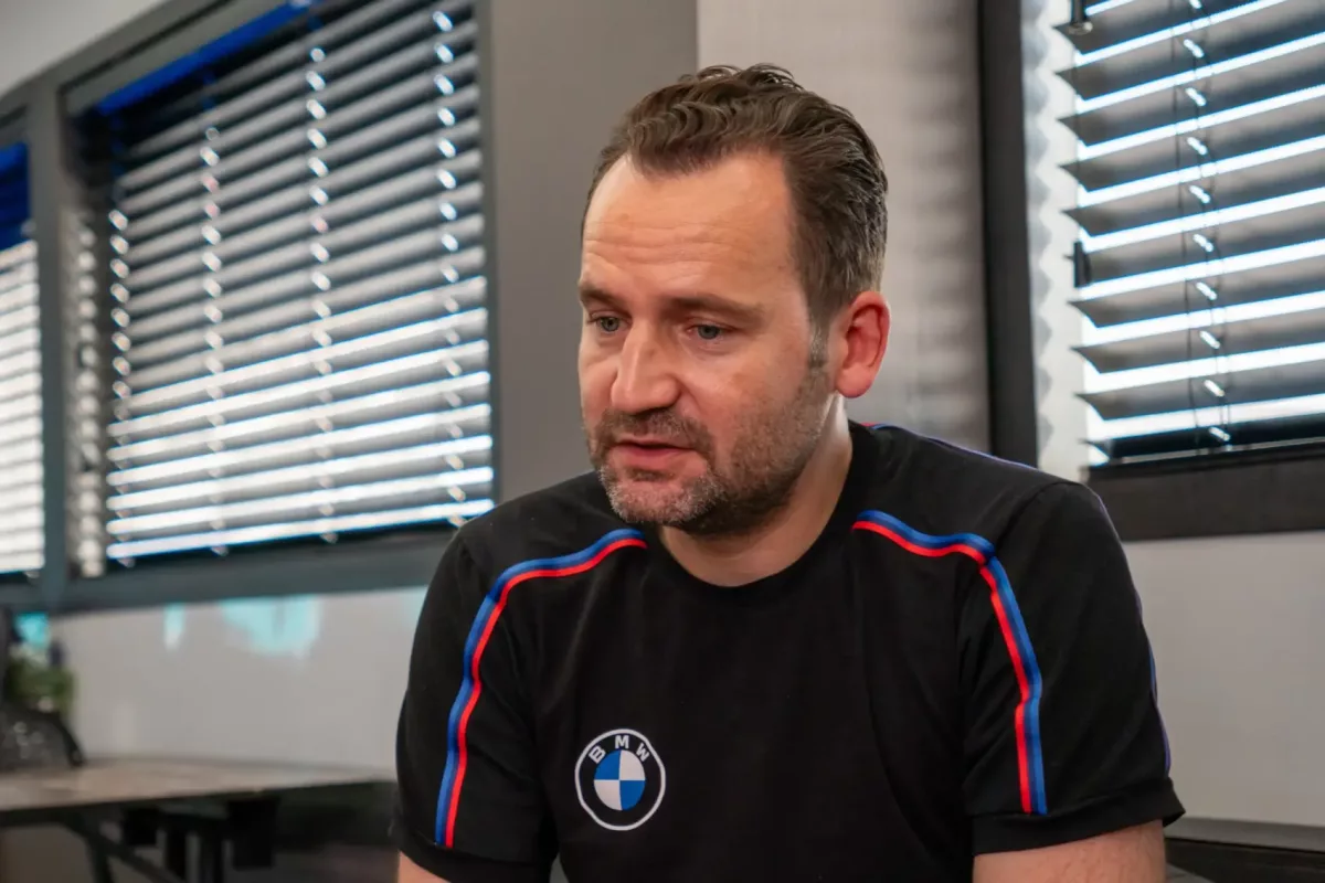 Az eredményesség útján: Beszélgetés a BMW főnökével, aki felkínálta a lehetőséget Rossi nyomdokaiba lépésre