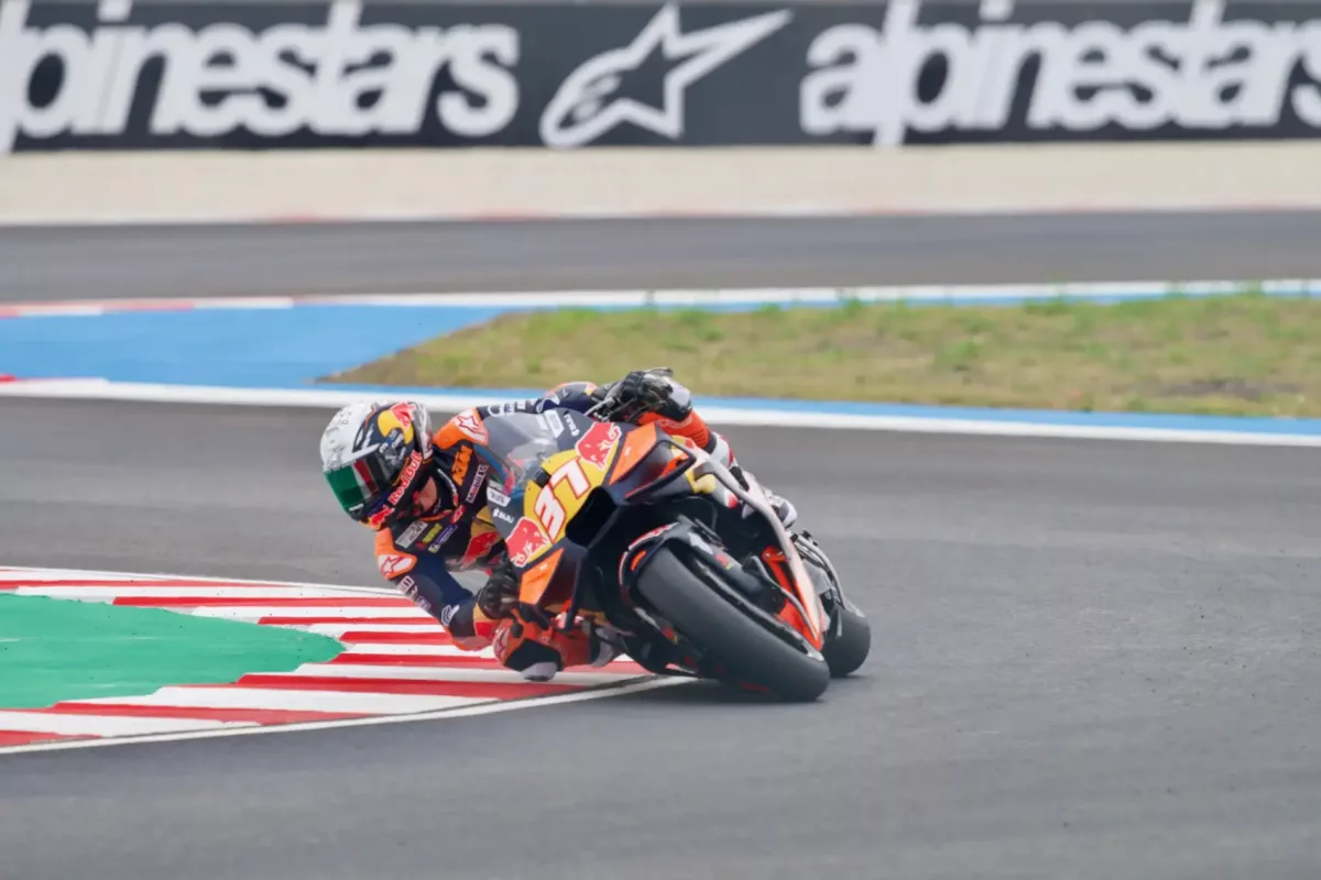 Küzdelmes fordulatok a Magyar Nagydíj előestéjén: Acosta bukása és Bagnaia Q1-be kényszerülése