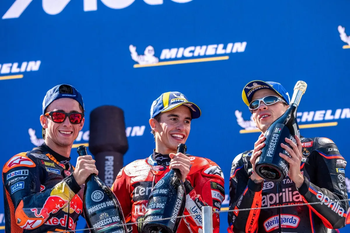 Aznap a MotoGP pályán: Márquez szárnyalása és Acosta üzenete