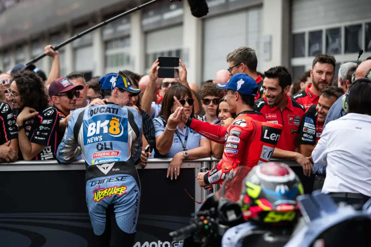 Marc Márquez lenyűgöző teljesítménye meghökkentette az ellenfeleket: videó a botrányos reakcióval