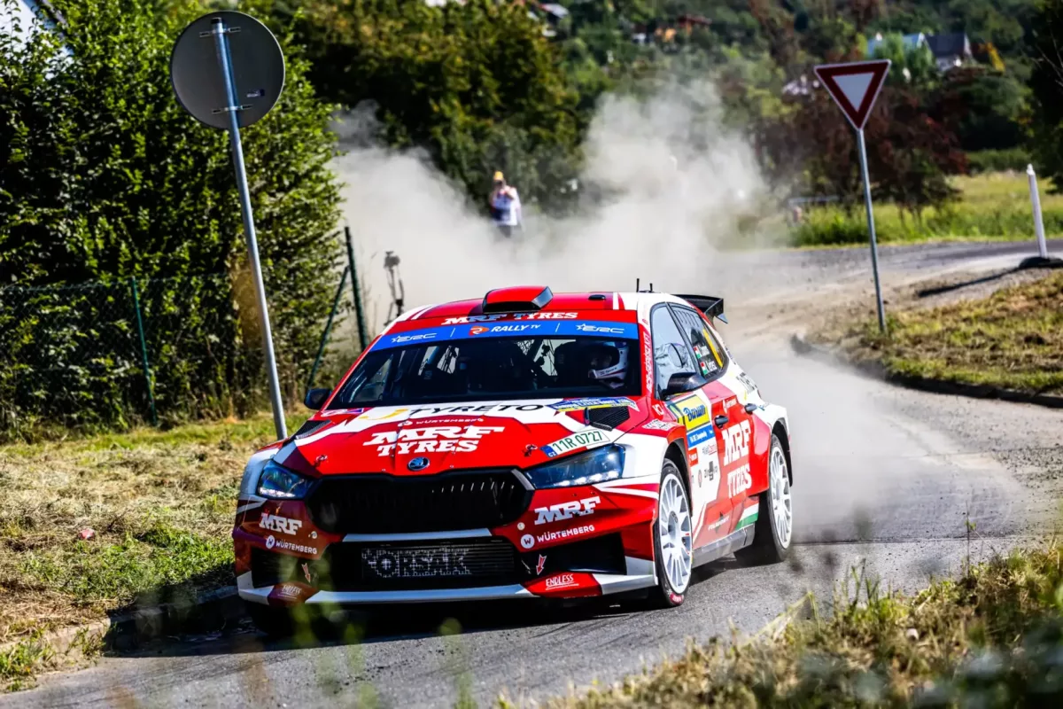 Kopecky átveszi a vezetést a Barum Rallyn, miután Csoma és Mixi fáknak ütköztek