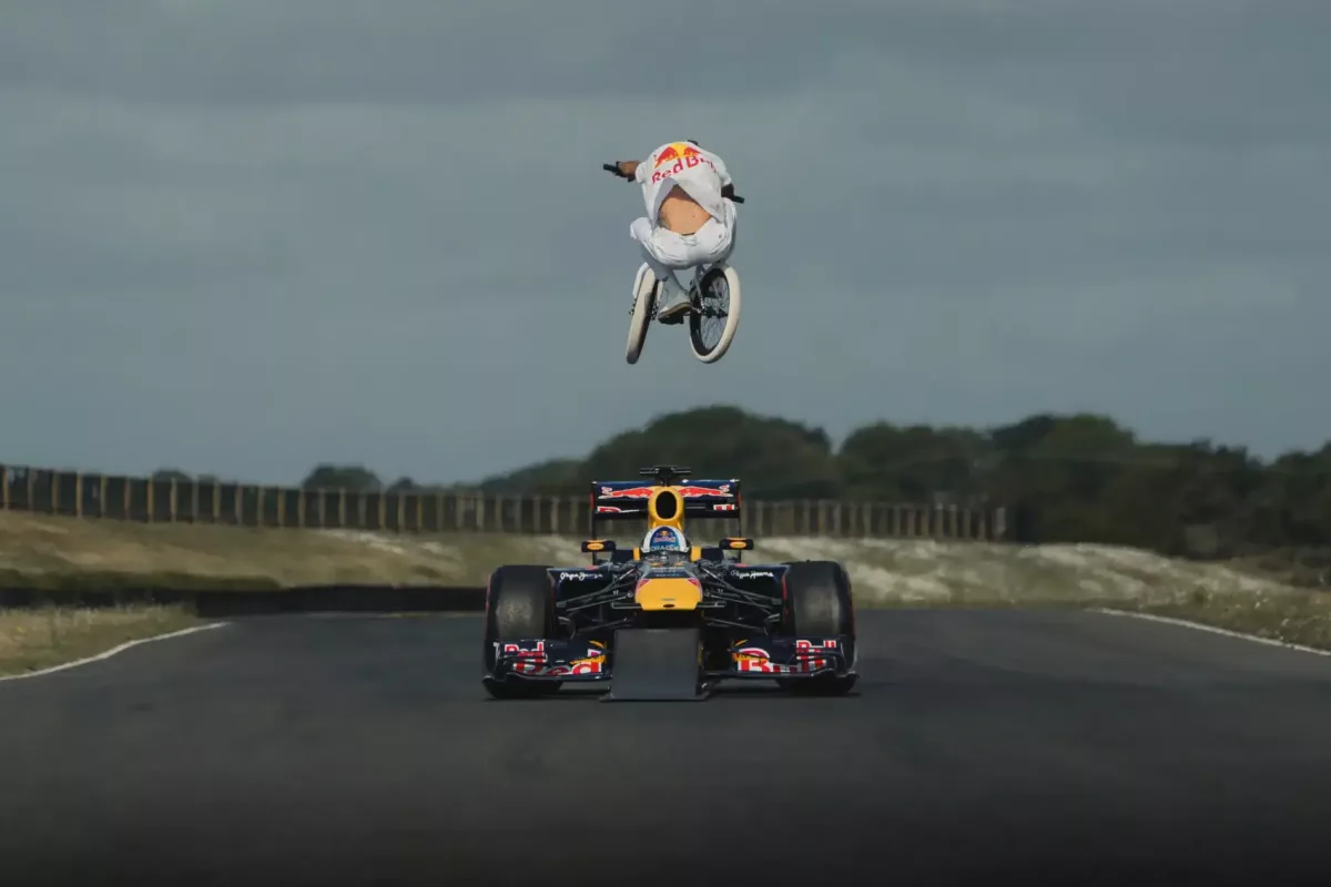 Újabb szédítő mutatványt csinált a Red Bull egy F1-es autóval (videó)