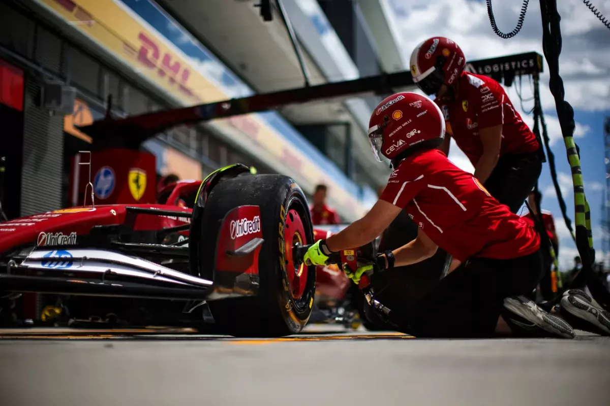 Leclerc kettős életet él: nyaralni a közösségi médiában, de dolgozni a valóságban a Hungaroringen