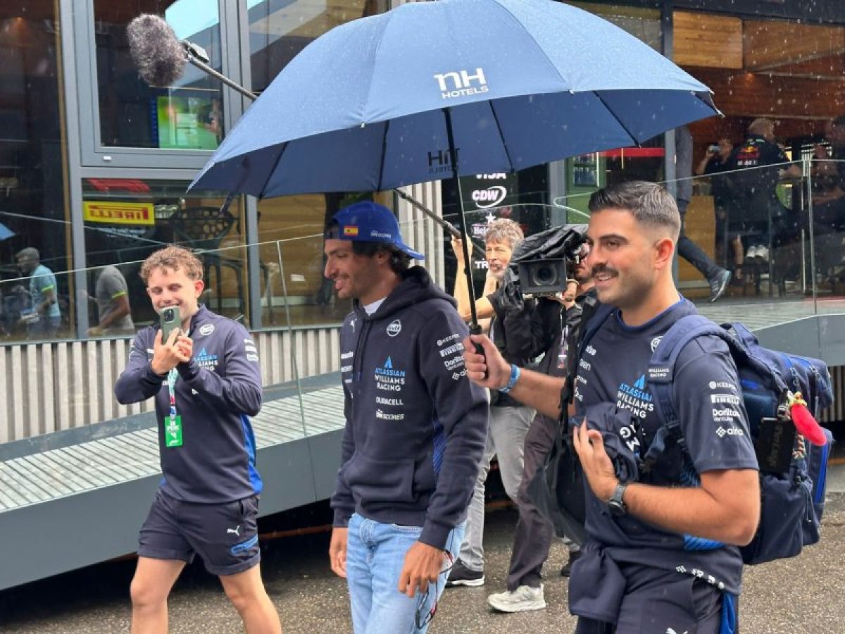 Carlos Sainz késése a média felégetésével járt: dugóba került