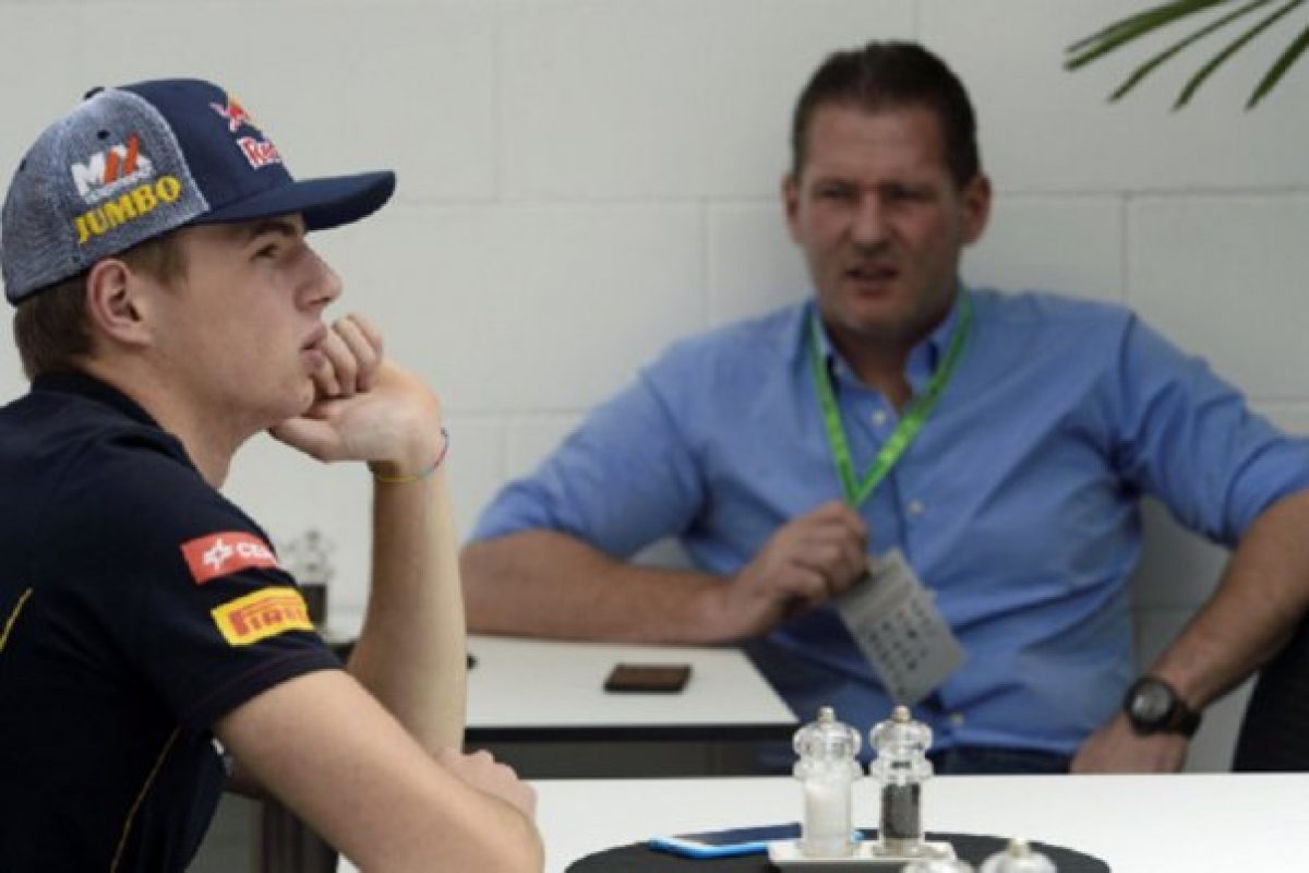A Mercedesszel tárgyaló Verstappen az F1-Archívban