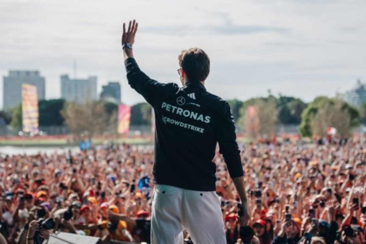 Mercedes Dönt a Megállapodás Mellett Russell-lel