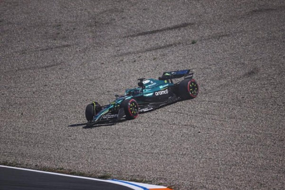 Stroll frusztrációjának árnyékában: Az F1-es pilóta gyorsan elhagyta a médiahelyiséget