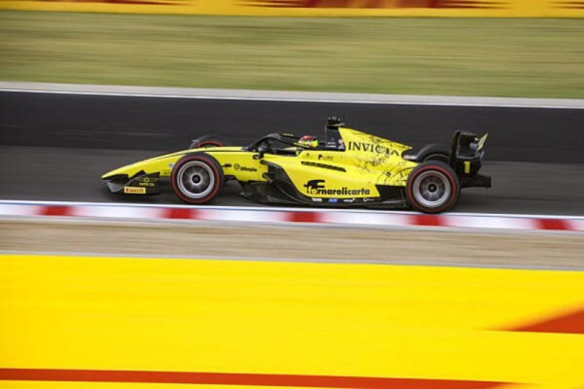 Az F2-es bajnoki éllovas magabiztos győzelmet aratott a főfutamon