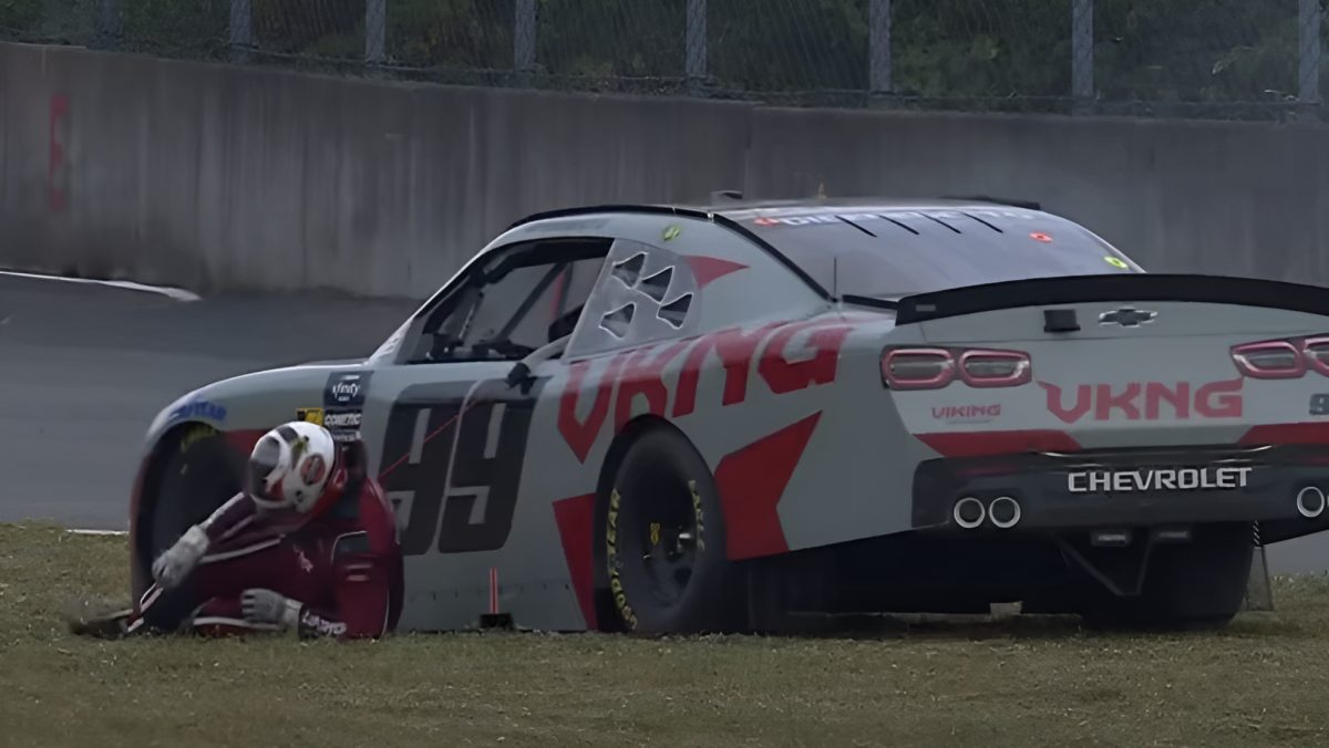 Gyors cím, amely bepillantást enged a történet dramatikus eseményeibe, és felkelti az érdeklődést: „Videó: Kigyulladt autójából menekülő versenyző hajtott fejvesztve Portlandben