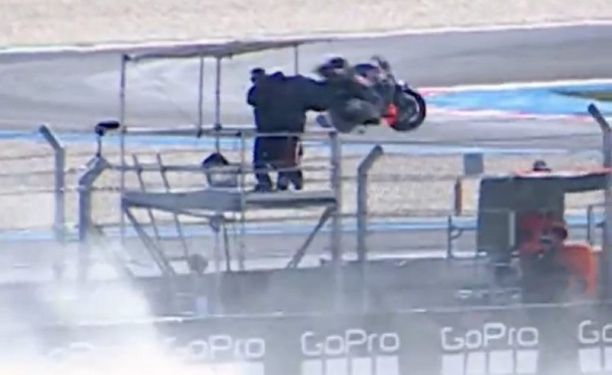 Drámai pillanatok: A kamerást is majdnem eltalálja a bukó motor – megdöbbentő videó!