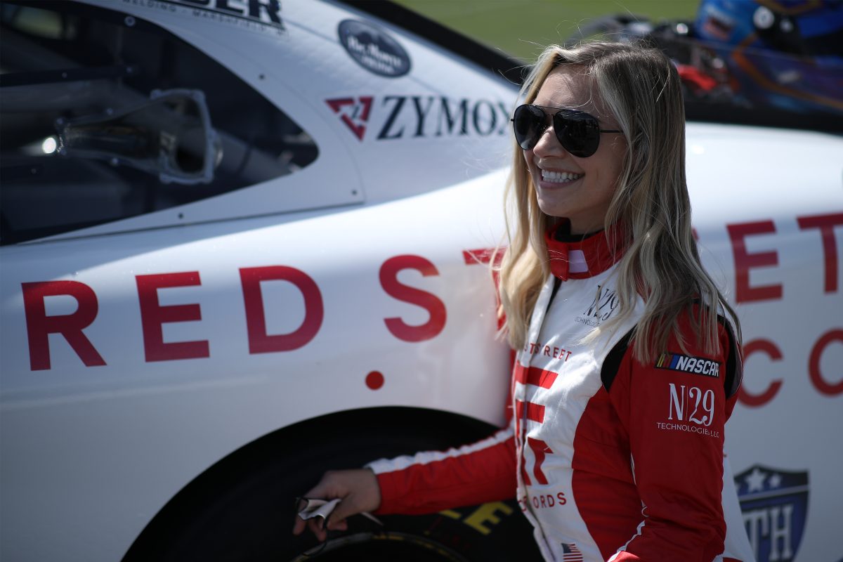 Visszatérés a volán mögé: Újra versenyez Natalie Decker hat hónappal gyermeke születése után a NASCAR-ban