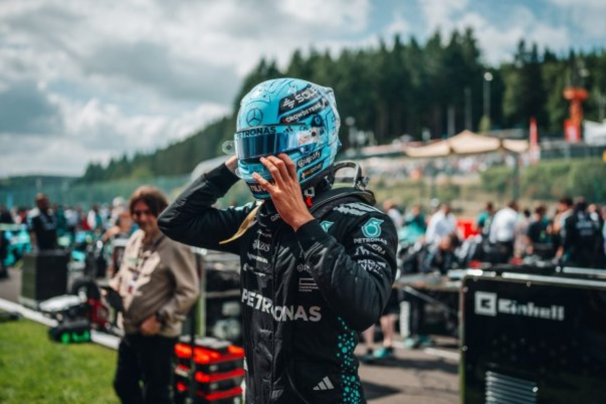 Russell higgadt marad az egyéves szerződés ellenére is