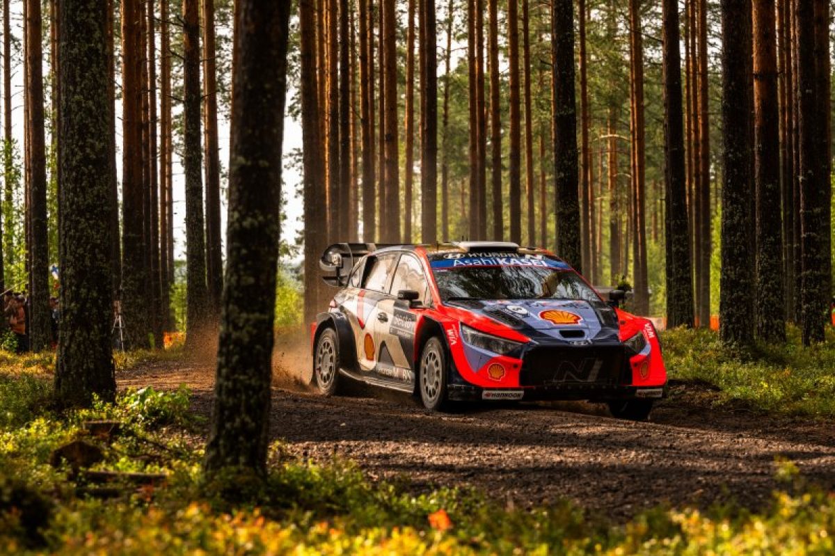 A WRC vb-éllovasa súlyos büntetést kapott gumiellenőr elsodrásáért