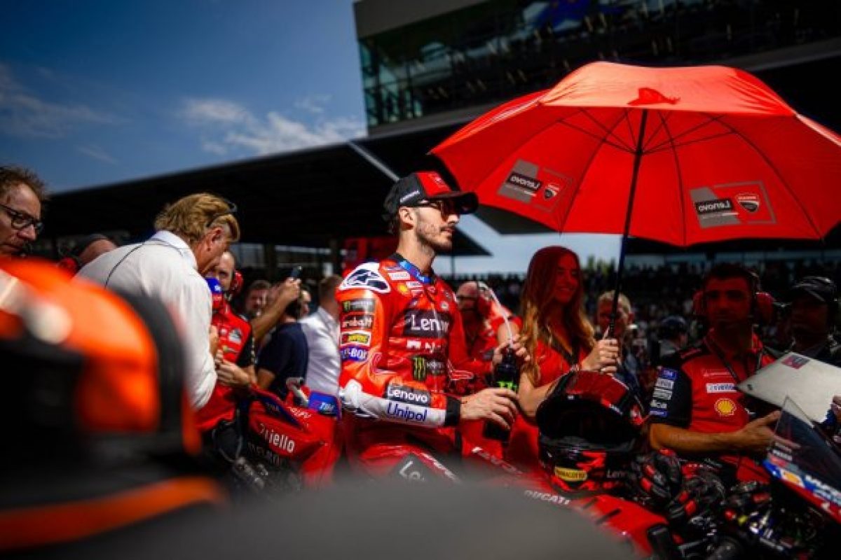 Drámai fordulatok a Magyar GP sajtónapján: Bagnaia visszaszívta, Miller türelme fogytán