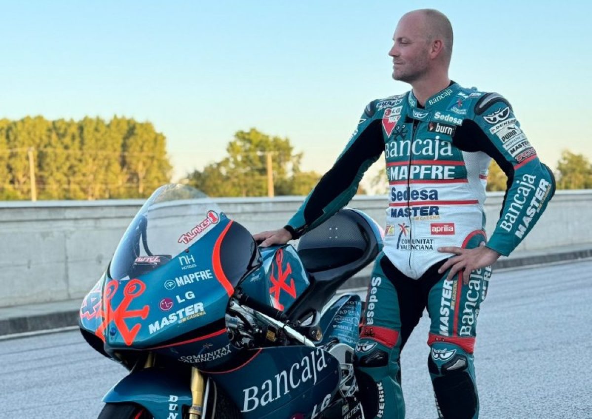 Talmácsi tiszteletkört teljesít világbajnok motorjával a magyar MotoGP-futam előtt: Varázslatos visszatekintés a motorversenyzés történelmére.