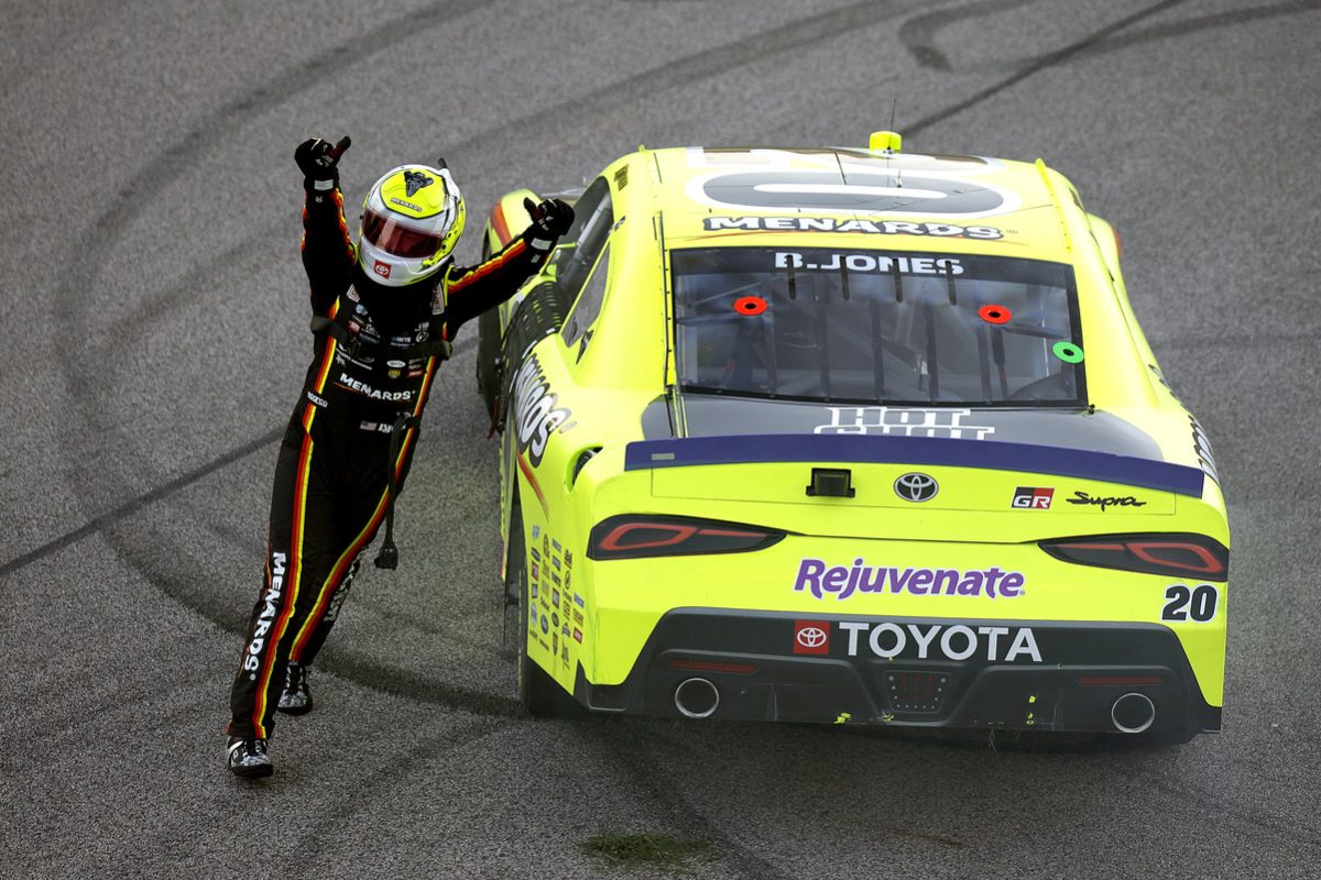 A NASCAR hőse: Austin Jones győzött, Zilisch történelmi rekordot döntött Kansasben