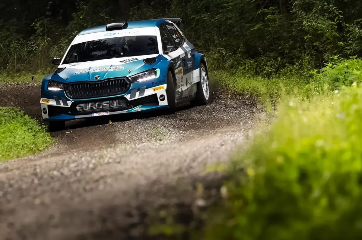 A Hmm, találtam rá. A jó cím lehet: „Német forgott, de továbbra is az élmezőnyben a III. WHB Győr Rally első körében