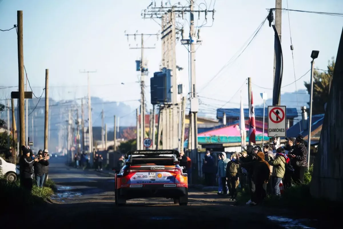 Botrány a Chilében: A rendőrök és szervezők felelősségét firtatja a gyorsaságira hajtó autós