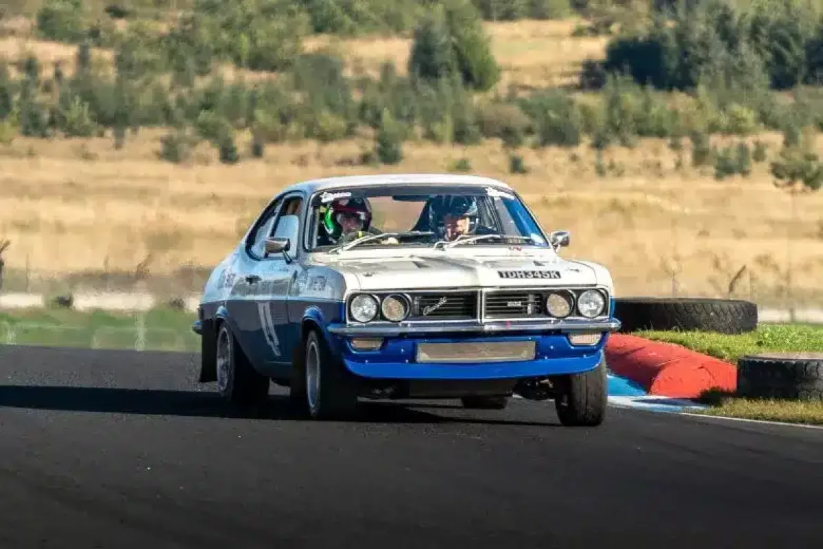 Az „Az Indy 500 hőse a rally pályán: Egy hősies átállás története” című írás lehetne hatásos cím erre a témára.