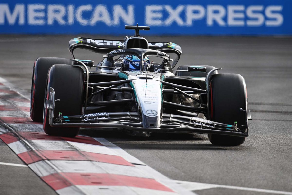 Russell megható találkozása a kockás zászlóval