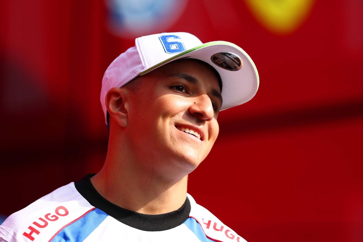 A Red Bull továbbra sem nevezi meg Verstappen új csapattársát