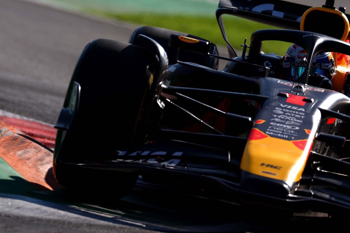 Verstappen megszerezte a pole-t a McLarenek előtt, Leclerc a második sorban!